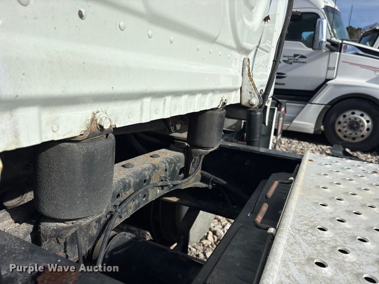 image for item YA1288 2014 Freightliner Cascadia semi truck