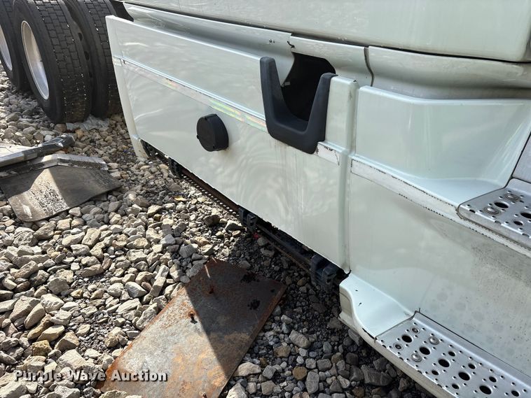 image for item YA1288 2014 Freightliner Cascadia semi truck