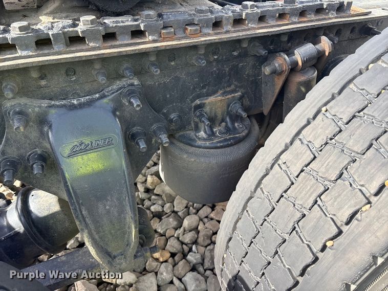 image for item YA1288 2014 Freightliner Cascadia semi truck