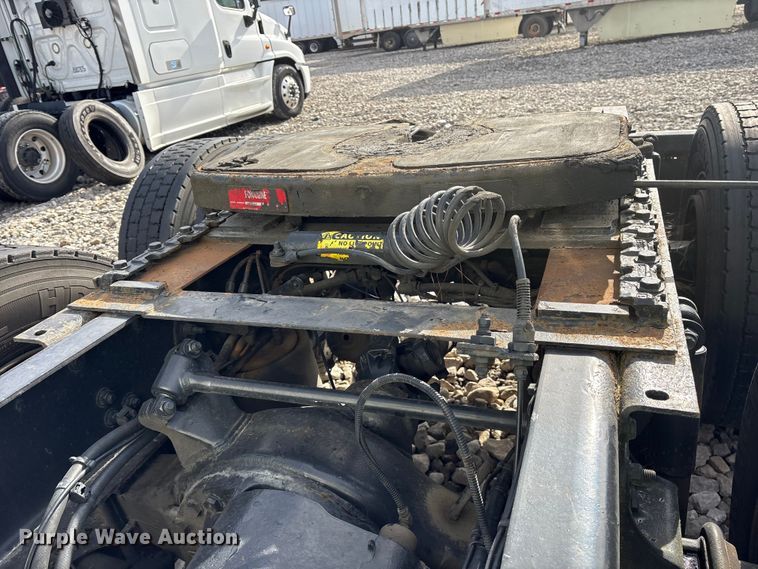 image for item YA1288 2014 Freightliner Cascadia semi truck