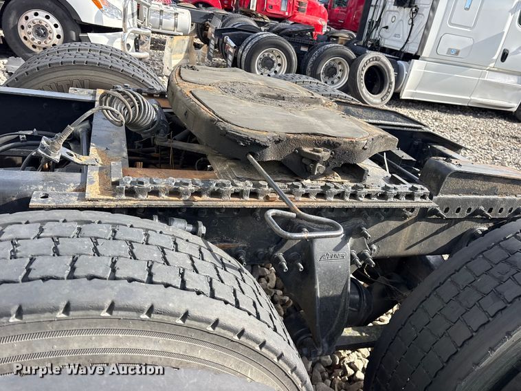 image for item YA1288 2014 Freightliner Cascadia semi truck