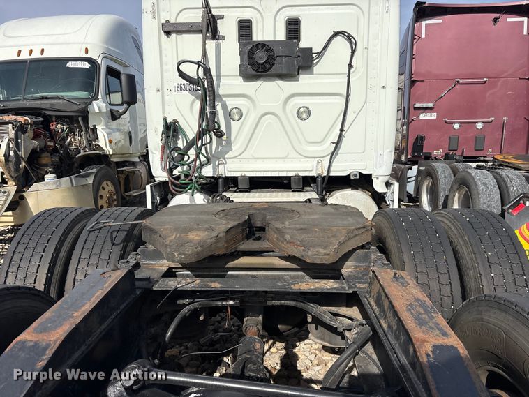 image for item YA1288 2014 Freightliner Cascadia semi truck