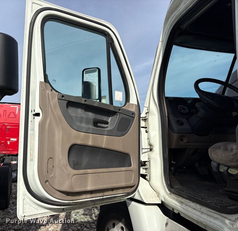 image for item YA1288 2014 Freightliner Cascadia semi truck