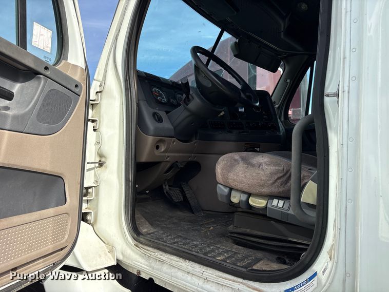 image for item YA1288 2014 Freightliner Cascadia semi truck