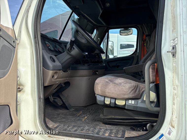 image for item YA1288 2014 Freightliner Cascadia semi truck