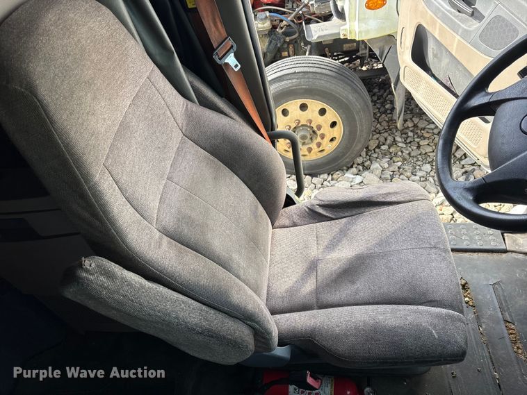 image for item YA1288 2014 Freightliner Cascadia semi truck