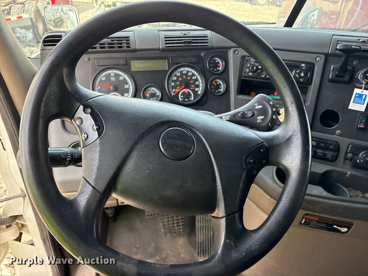 image for item YA1288 2014 Freightliner Cascadia semi truck