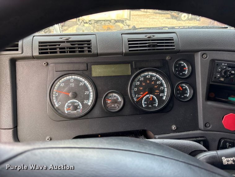 image for item YA1288 2014 Freightliner Cascadia semi truck