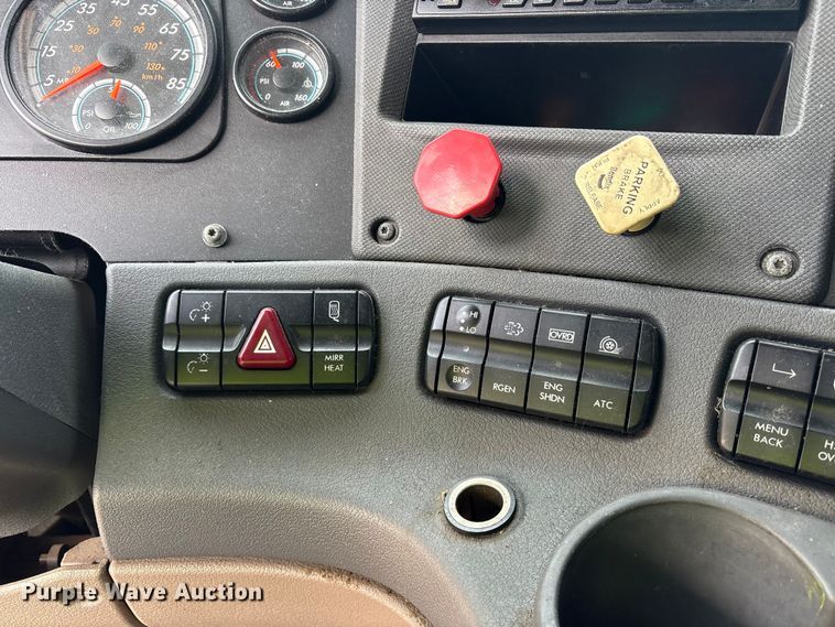 image for item YA1288 2014 Freightliner Cascadia semi truck