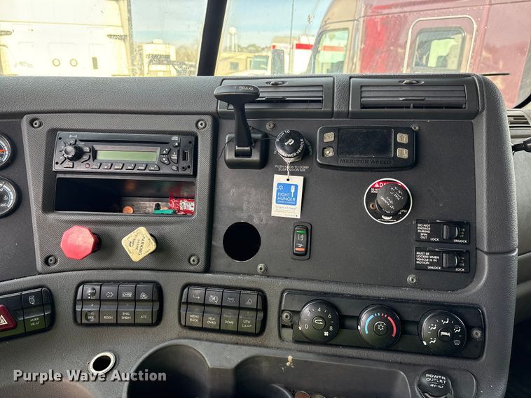 image for item YA1288 2014 Freightliner Cascadia semi truck