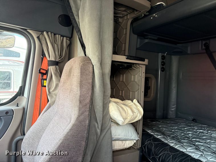 image for item YA1288 2014 Freightliner Cascadia semi truck