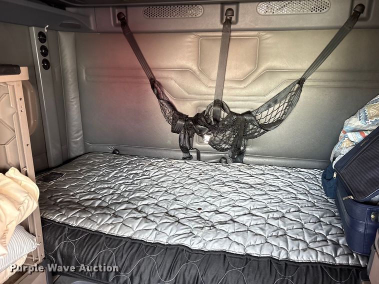 image for item YA1288 2014 Freightliner Cascadia semi truck