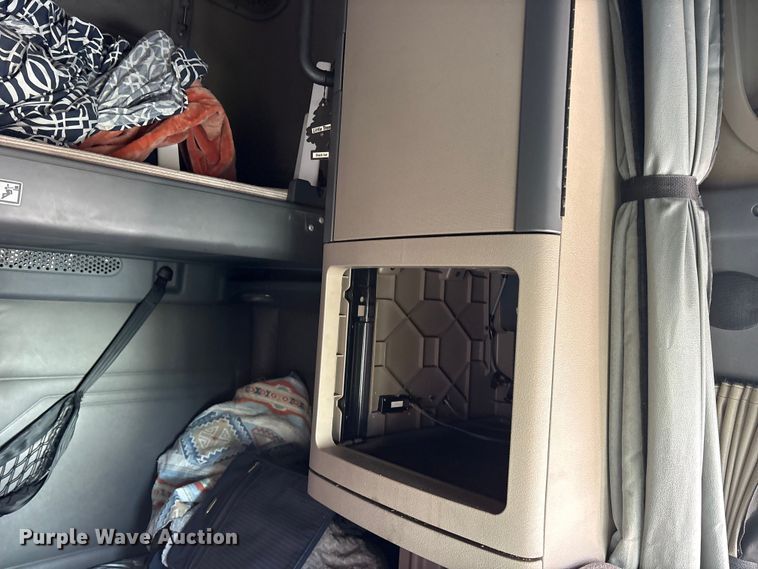 image for item YA1288 2014 Freightliner Cascadia semi truck