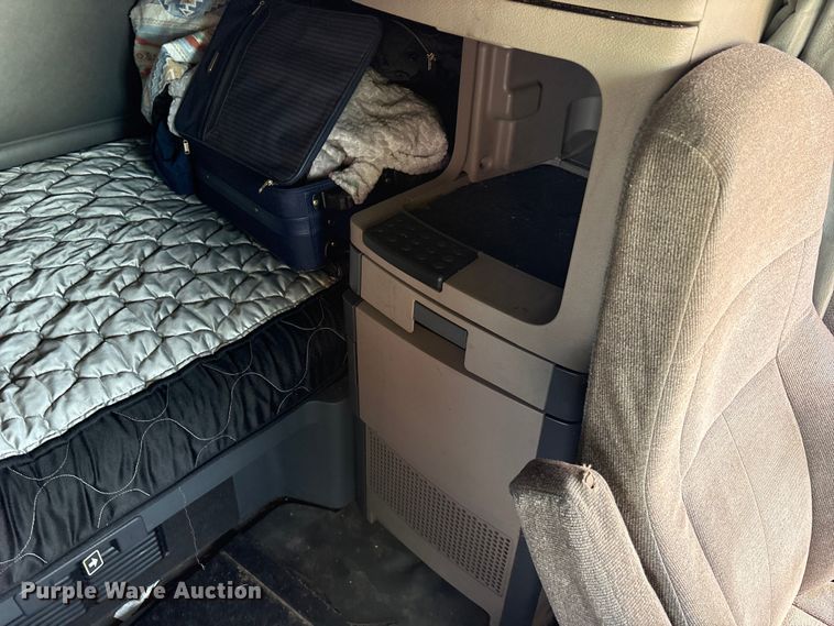 image for item YA1288 2014 Freightliner Cascadia semi truck