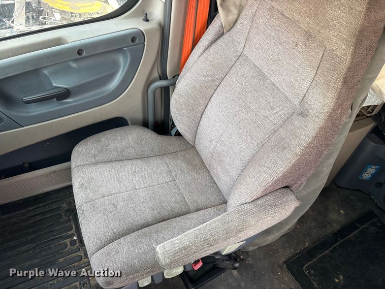 image for item YA1288 2014 Freightliner Cascadia semi truck