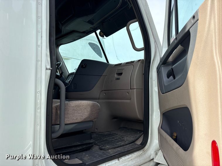 image for item YA1288 2014 Freightliner Cascadia semi truck