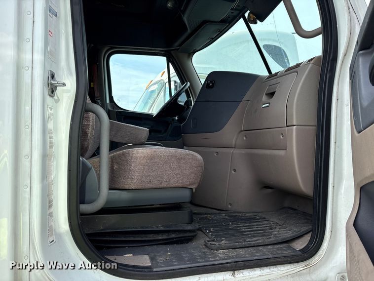 image for item YA1288 2014 Freightliner Cascadia semi truck