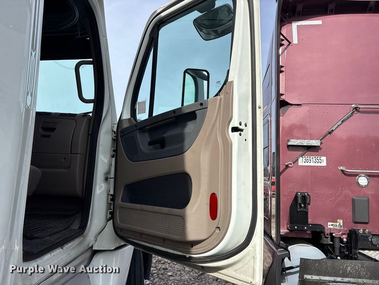 image for item YA1288 2014 Freightliner Cascadia semi truck