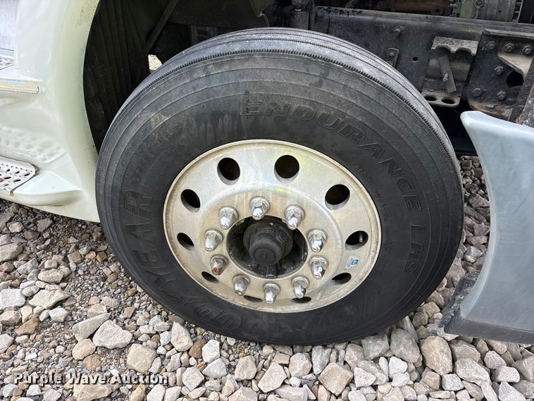 image for item YA1288 2014 Freightliner Cascadia semi truck