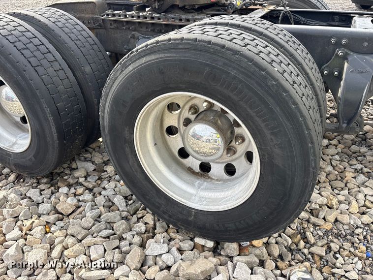 image for item YA1288 2014 Freightliner Cascadia semi truck