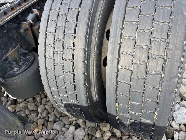 image for item YA1288 2014 Freightliner Cascadia semi truck