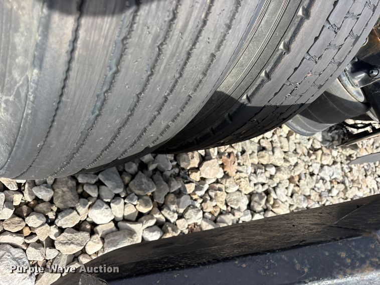 image for item YA1288 2014 Freightliner Cascadia semi truck