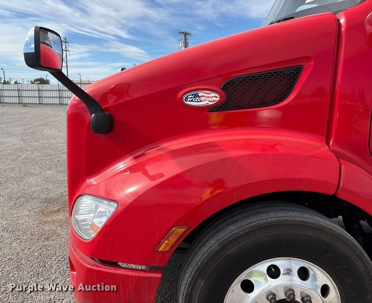 image for item YA1304 2019 Peterbilt 579 semi truck