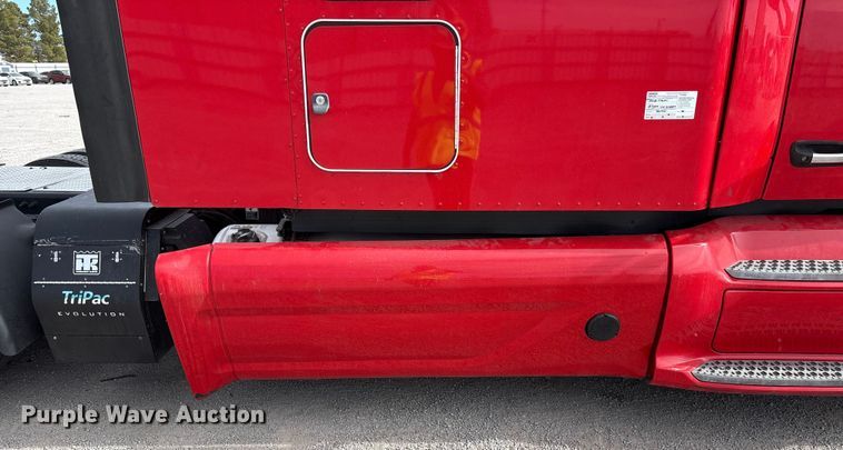 image for item YA1304 2019 Peterbilt 579 semi truck