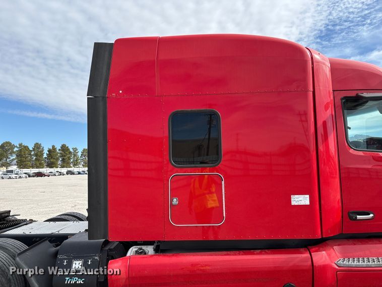 image for item YA1304 2019 Peterbilt 579 semi truck