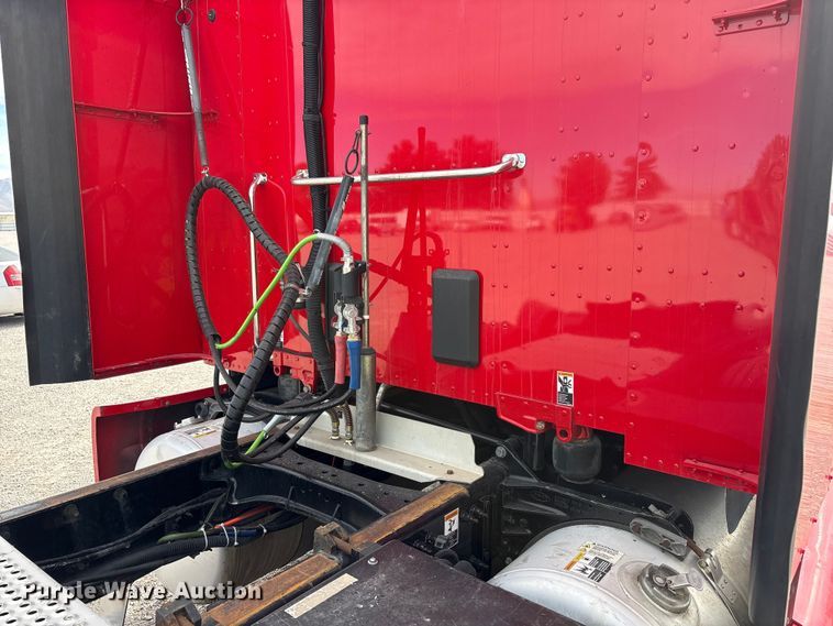 image for item YA1304 2019 Peterbilt 579 semi truck