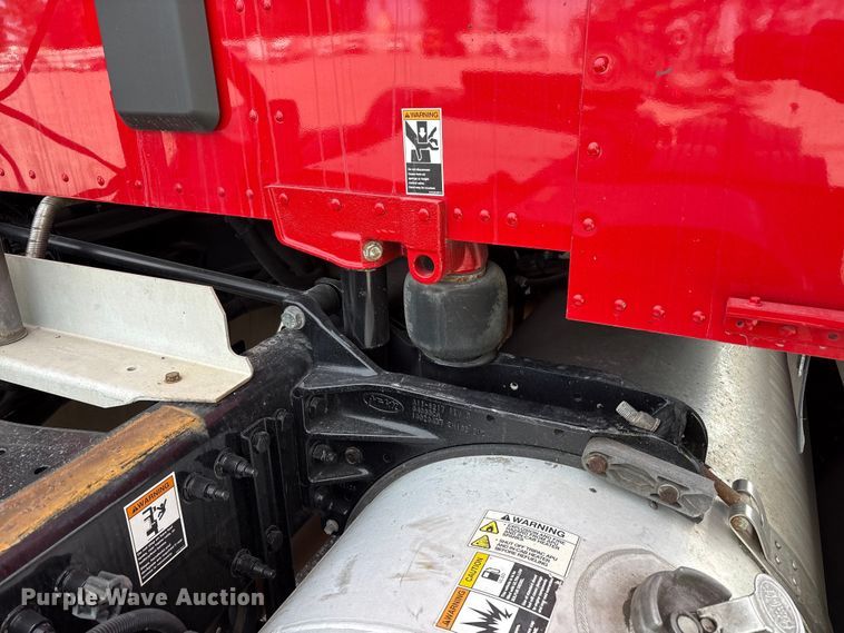 image for item YA1304 2019 Peterbilt 579 semi truck