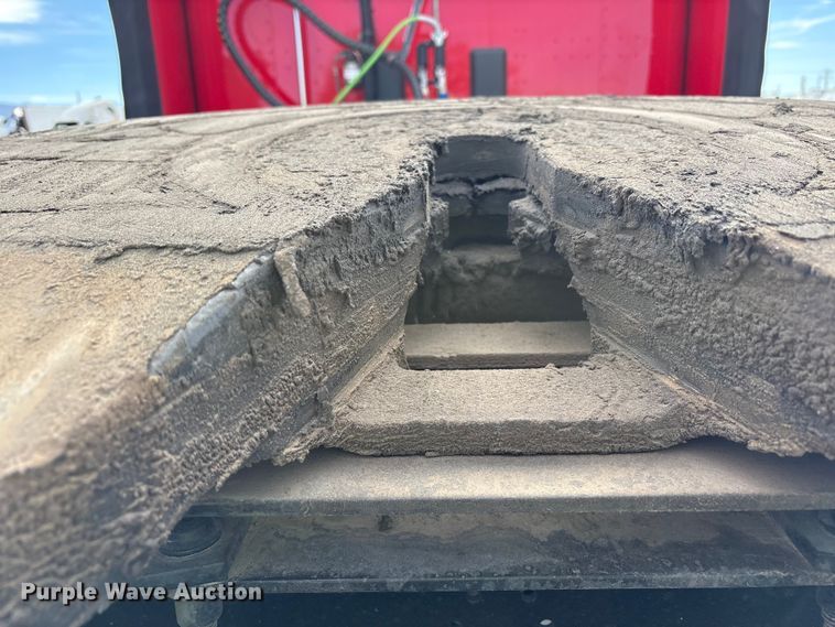 image for item YA1304 2019 Peterbilt 579 semi truck