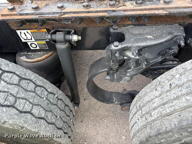 image for item YA1304 2019 Peterbilt 579 semi truck