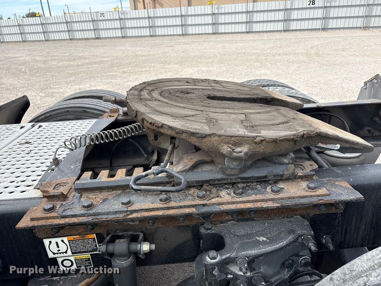 image for item YA1304 2019 Peterbilt 579 semi truck