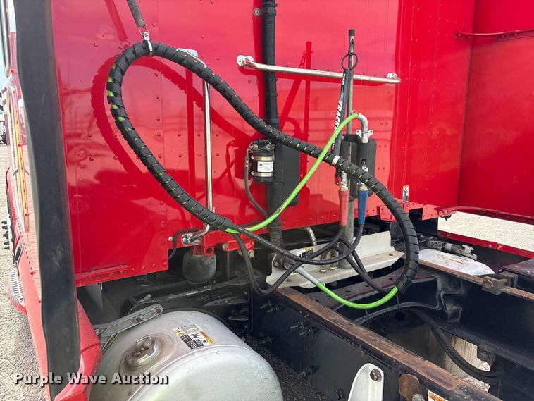 image for item YA1304 2019 Peterbilt 579 semi truck