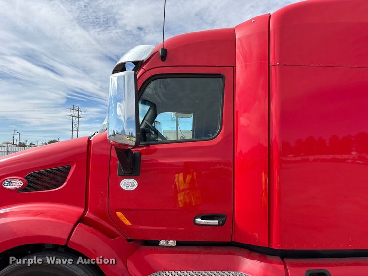 image for item YA1304 2019 Peterbilt 579 semi truck