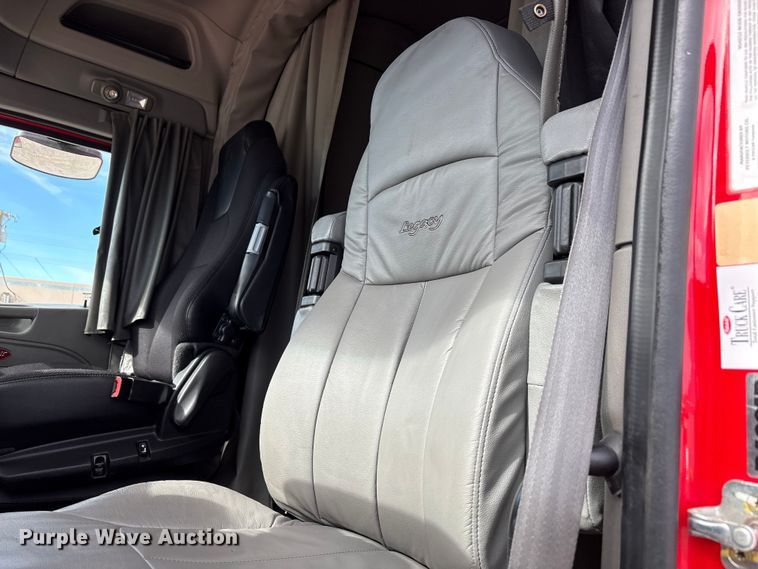 image for item YA1304 2019 Peterbilt 579 semi truck