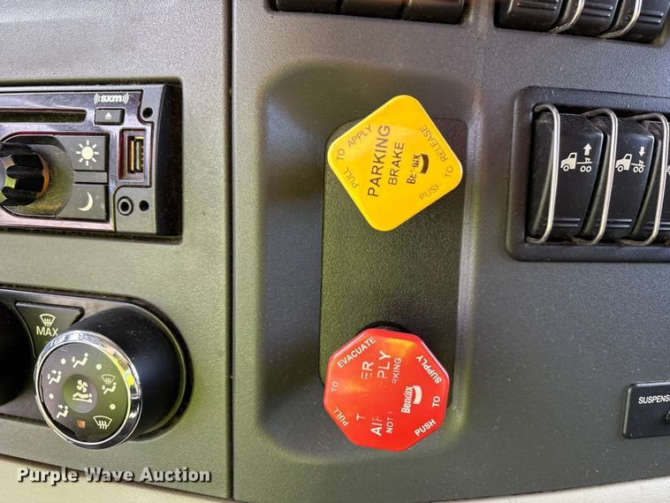 image for item YA1304 2019 Peterbilt 579 semi truck