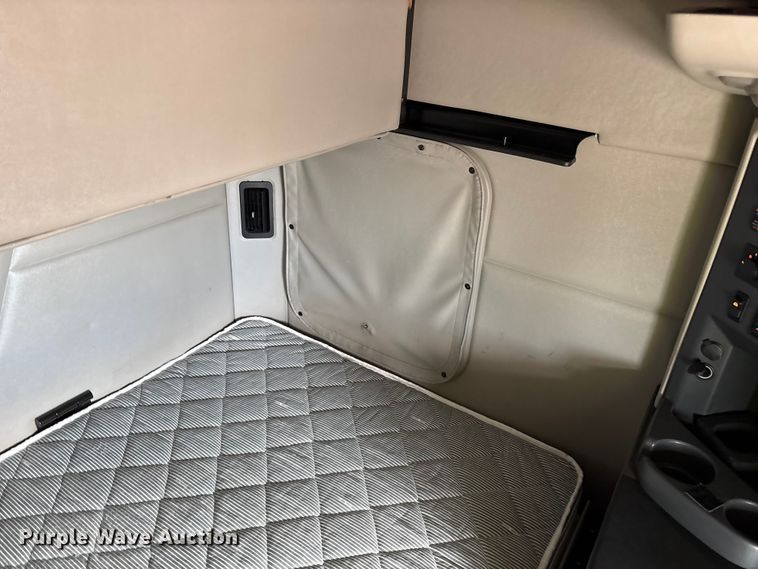 image for item YA1304 2019 Peterbilt 579 semi truck