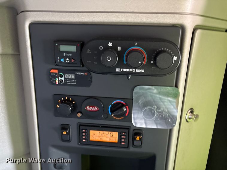 image for item YA1304 2019 Peterbilt 579 semi truck