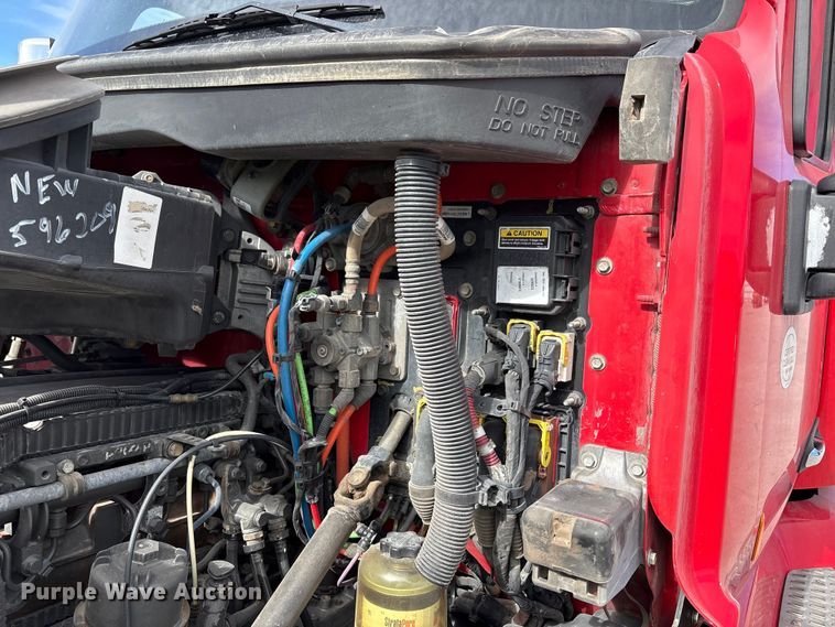 image for item YA1304 2019 Peterbilt 579 semi truck