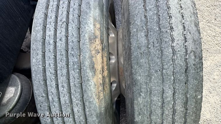 image for item YA1304 2019 Peterbilt 579 semi truck