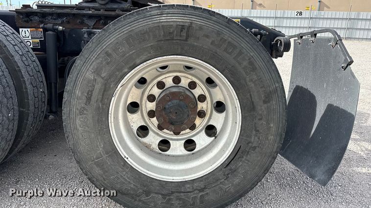 image for item YA1304 2019 Peterbilt 579 semi truck