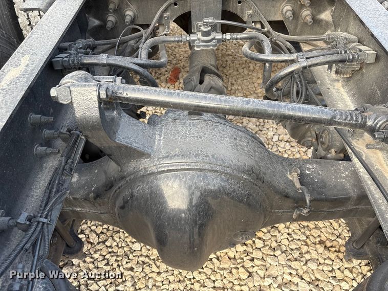 image for item YA1340 2019 International LT625 semi truck