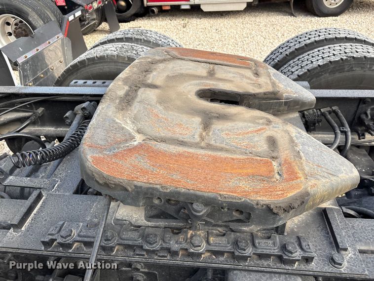 image for item YA1340 2019 International LT625 semi truck