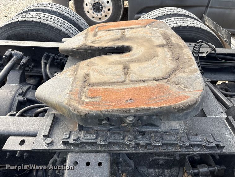 image for item YA1340 2019 International LT625 semi truck