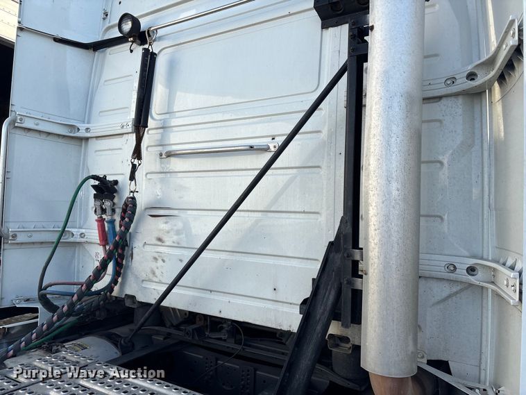 image for item YA1441 2016 Volvo VNL semi truck