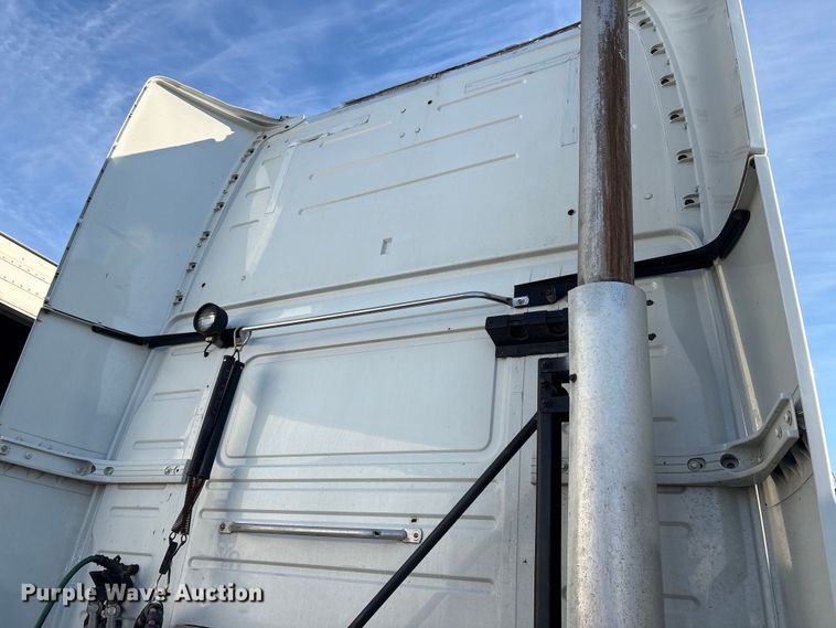 image for item YA1441 2016 Volvo VNL semi truck