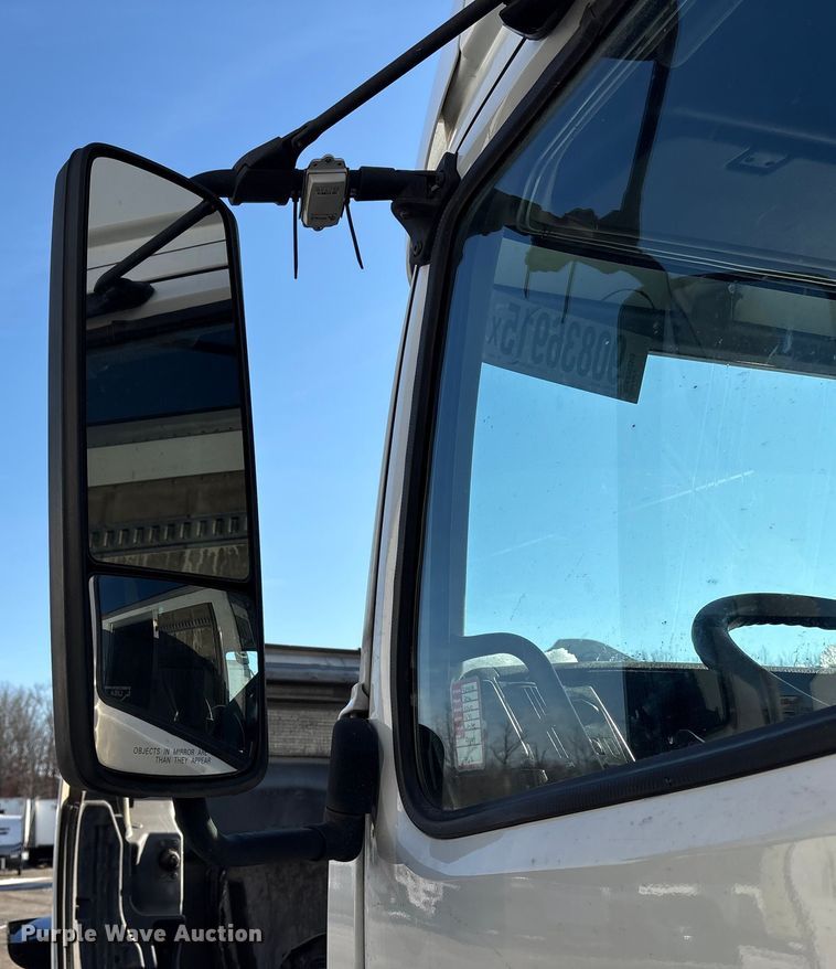 image for item YA1441 2016 Volvo VNL semi truck