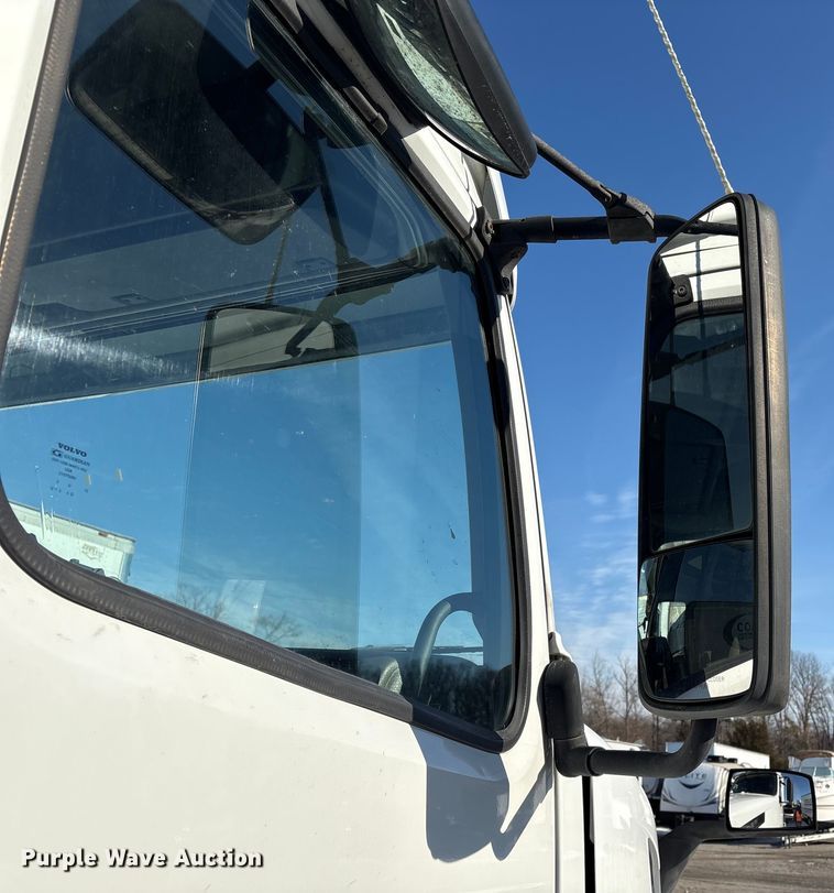 image for item YA1441 2016 Volvo VNL semi truck